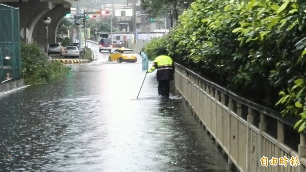 楊梅區淹水，警方通水溝解決問題。（記者周敏鴻翻攝）