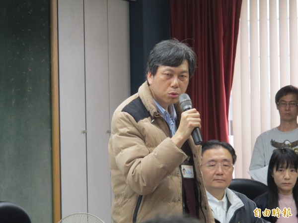 木柵焚化廠廠長吳文園說明木柵焚化廠爆炸意外。（記者謝佳君攝）