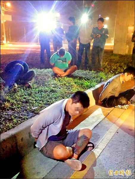 高市警方破獲百萬名車竊車集團，圍捕逮4人送辦。（記者陳文嬋攝）