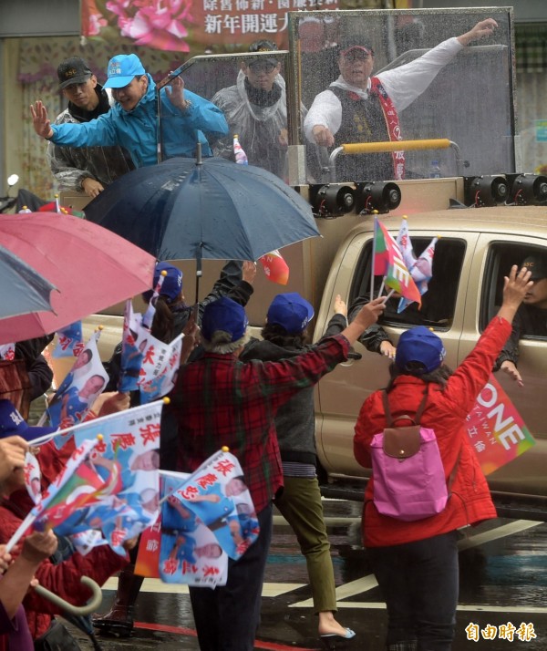 國民黨總統候選人朱立倫（左）陪同黨籍立委候選人張慶忠（右）在中和地區進行車隊掃街拜票。（記者王敏為攝）