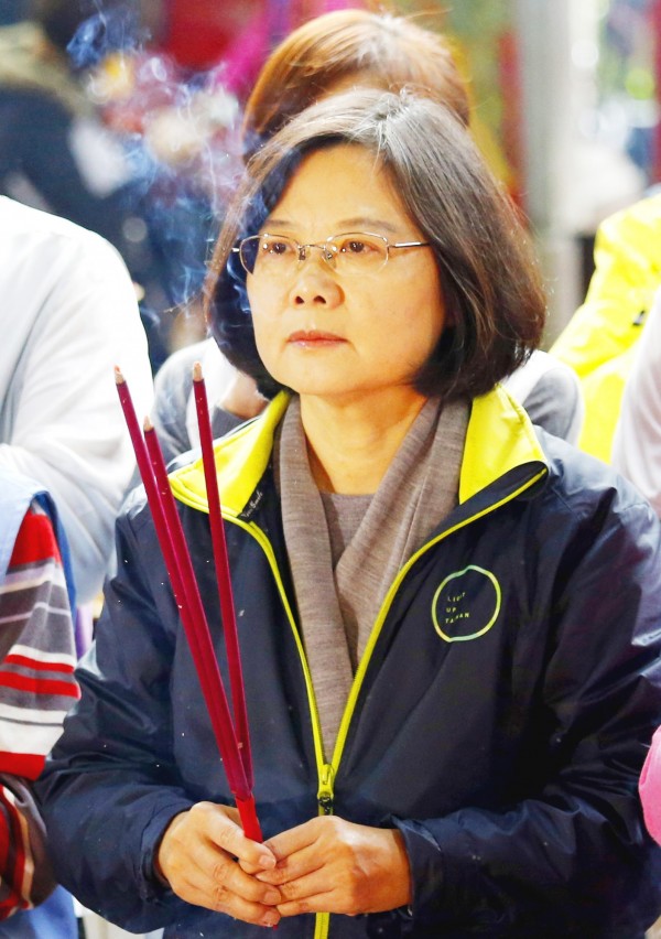 Democratic Progressive Party presidential candidate Tsai Ing-wen, center, yesterday prays at a temple in Taipei’s Beitou District.
Photo: Wally Santana, AP