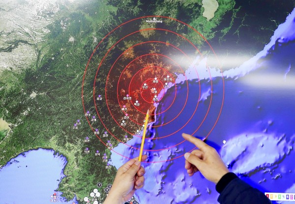 Korea Meteorological Administration officials yesterday point to where seismic waves observed in South Korea came from, during a news conference at the agency in Seoul. 
Photo: Reuters