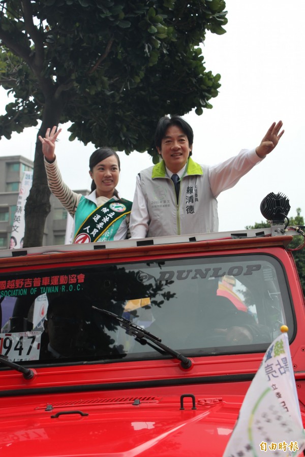 台南市長賴清德下午陪同新北市第一選區立委候選人呂孫綾車隊掃街，對於藍營拋出選後多數黨組閣訊息，賴清德認為現階段全力衝刺最重要。（記者郭顏慧攝）