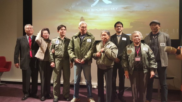 長輩穿上空軍夾克，一圓空軍夢（左起金康柏將軍賢伉儷、王家榮上校、詹瑞東阿公、劉林瑞壁、CNEX董事長蔣顯斌、羅楊秀花、導演張釗維）（弘道老人福利基金會提供）