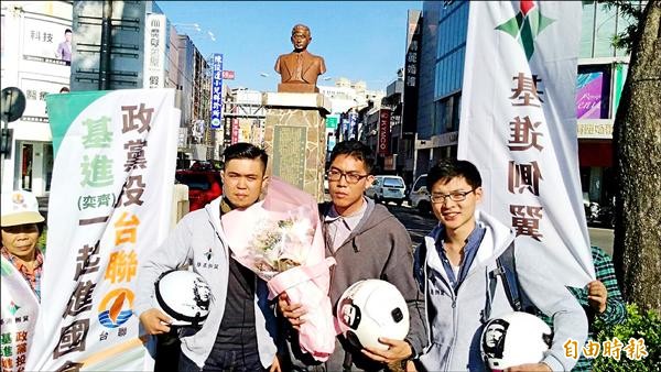 基進側翼三位年輕人昨訪台南市湯德章紀念公園，向當年捨身取義的湯德章律師致敬。（記者王俊忠攝）