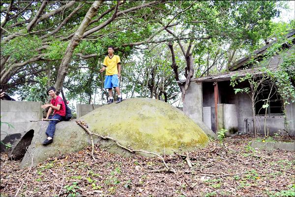 建國眷村有40個大大小小的防空洞。（建國眷村再造協會提供）