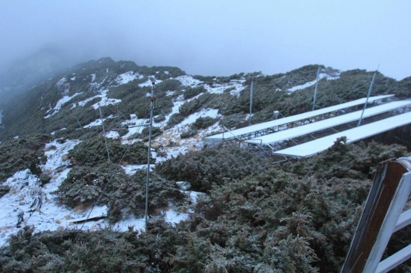 玉山氣象觀測站凌晨降雪景況。（中央氣象局提供）