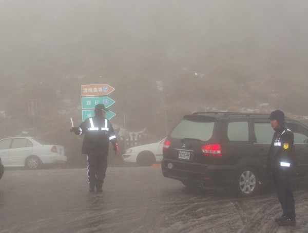 合歡山降初雪 ，警方啟動雪季勤務，緊急投入交通疏導。（新城警分局提供）