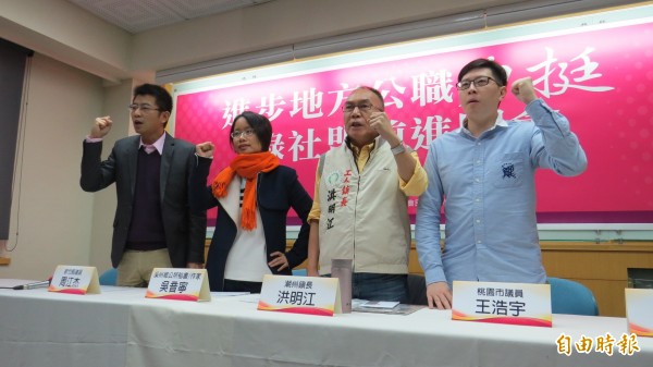 綠黨桃園市議員王浩宇（右一）、綠營潮州鎮長洪明江（右二）、作家吳音寧（左二）、新竹市議員周江杰力挺綠社盟。（記者陳鈺馥攝）