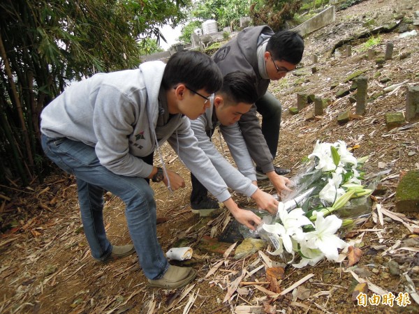 基進側翼成員顏銘偉（左）、洪正（中）、李宗霖（右）赴六張犁公墓向黃榮燦獻花致意。（記者梁珮綺攝）