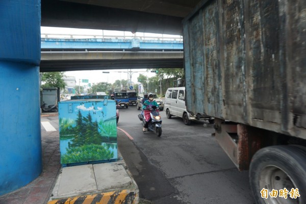 道路拓寬後人行道內移，變電箱還在原處佔用車道，造成機、汽車行駛的死角。（記者何玉華攝）