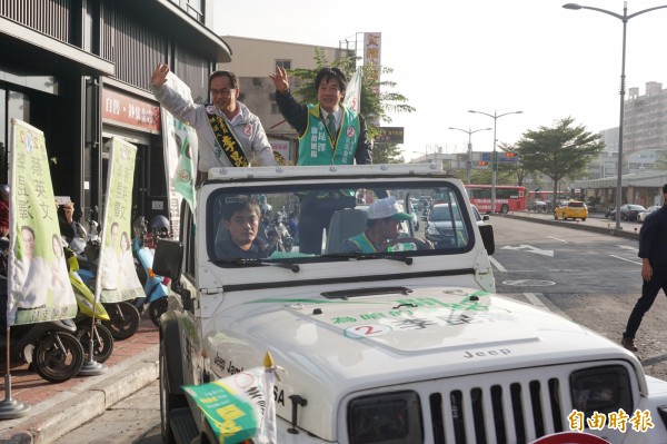 賴清德（右）陪李昆澤車隊掃街拜票。（記者方志賢攝）