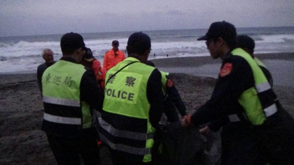 台東縣長濱鄉高姓漁民到花蓮石門潛水捉魚，遺體今天下午2時在北邊20公里的磯崎海水浴場被人發現。（海巡署岸巡82大隊提供）