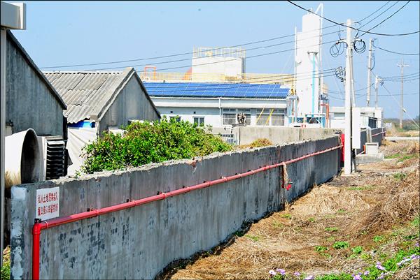 在屋頂設置太陽能板，就是「綠能發電」。（資料照）