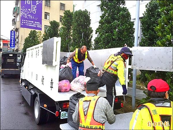 苗栗市公所拒收縣府垃圾，環保局自己來，昨天調派局資源回收車清運。（記者彭健禮攝）