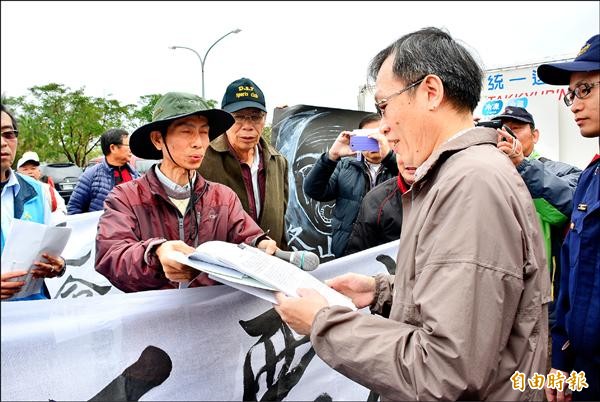 縣府建設處長黃志良（右）與村民交 換意見，他將要求民航局與業者一週內召開公聽會。（記者游明金攝）