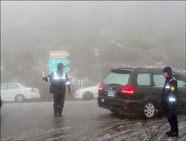 合歡山降初雪 ，警方啟動雪季勤務，緊急進行交通疏導。（新城警分局提供）