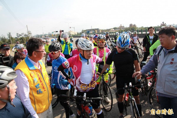 柯文哲9日第二次自行車挑戰行程，原本渾圓的肚子明顯消風不少。（記者鄭鴻達攝）