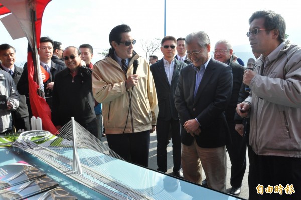 馬英九總統上午參觀淡江大橋橋體模型。（記者郭顏慧攝）