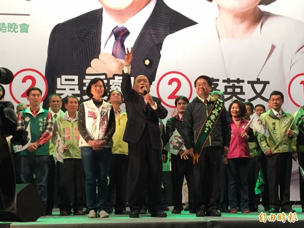 新北市民進黨立委候選人吳秉叡、蘇巧慧今晚在新莊光華國小舉辦聯合造勢晚會，前行政院長蘇貞昌喊出「吳秉叡留國會、蘇巧慧進國會」口號呼籲選民支持。（記者郭顏慧攝）