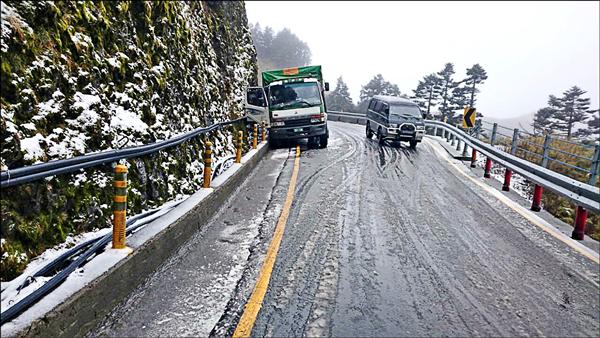 武嶺至合歡山莊下坡路段積雪，大型車輛一度打滑，還好有驚無險。（仁愛分局提供）