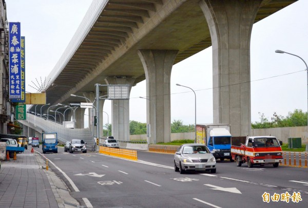 台74線快速道路大里德芳南路匝道，交通局近日拆掉防撞桿開放右轉，並在平面道路加設紅綠燈，讓塞車情況大幅改善。（記者陳建志攝）