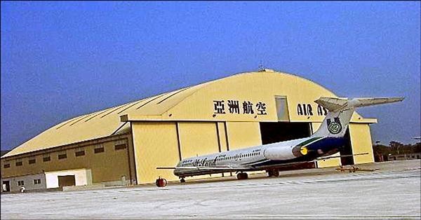 台翔持股8成3的亞航從事商用機與軍用專機的維修業務，具獨佔性且獲利穩定，是台翔的金雞母，也成府院酬庸人事的好去處。（取自網站）