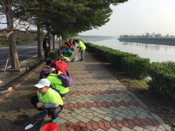 台江分校邀台江流域學校及社區志工，為台江山海圳綠道打造「幸福花徑」。（記者王捷翻攝）