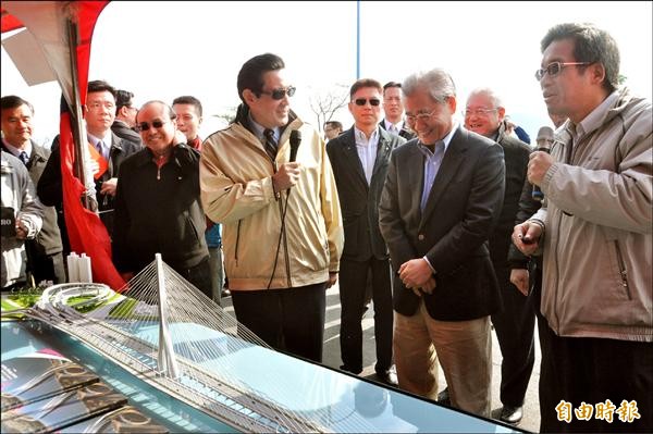 淡江大橋第二標開工動土，馬英九總統參觀淡江大橋模型。（記者郭顏慧攝）