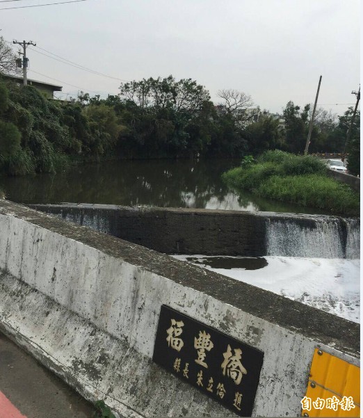 民眾看見茄苳溪變白色，擔心有不肖業者排放廢水。（記者林近攝）