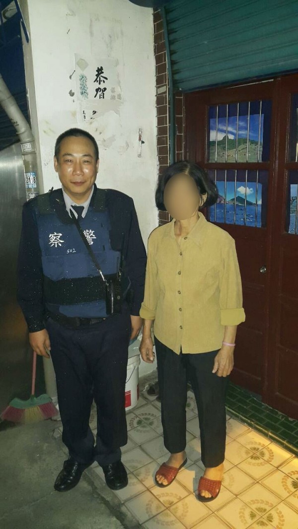 甲圍派出所警員康盛發（左）與傅姓女子的媽媽。（記者陳祐誠翻攝）