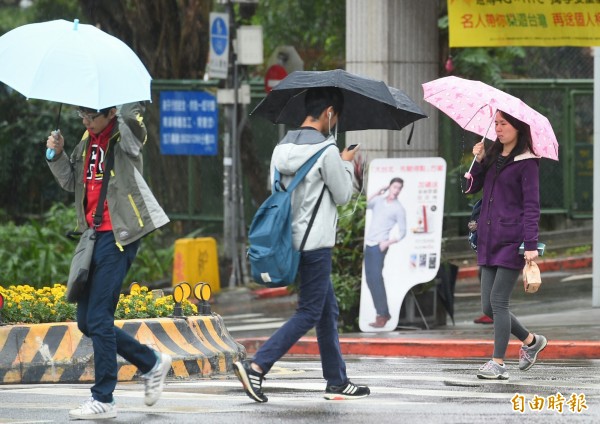 明天（11日）各地轉濕冷有雨，將一路冷到投票日（16日）（資料照，記者張嘉明攝）