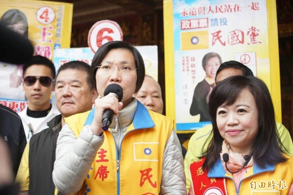 民國黨副總統候選人徐欣瑩今上午陪伴同黨立委候選人王靜亞，前往士林區參拜三玉宮（記者何世昌攝）