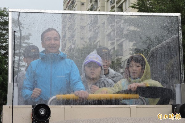 朱立倫今天上午冒雨到烏日車隊掃街。（記者何宗翰攝）