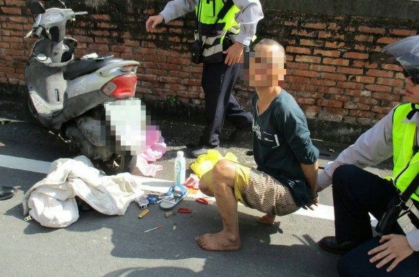 簡男眼看逃不掉，竟然雙手不斷出拳，所長趁機撂倒簡男，被施用過的針筒也從簡男口袋掉出來。（記者邱芷柔翻攝）