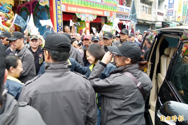 民進黨總統候選人蔡英文抵達新港，支持者擠爆奉天宮前廣場，幾乎寸步難移。（記者蔡宗勳攝）