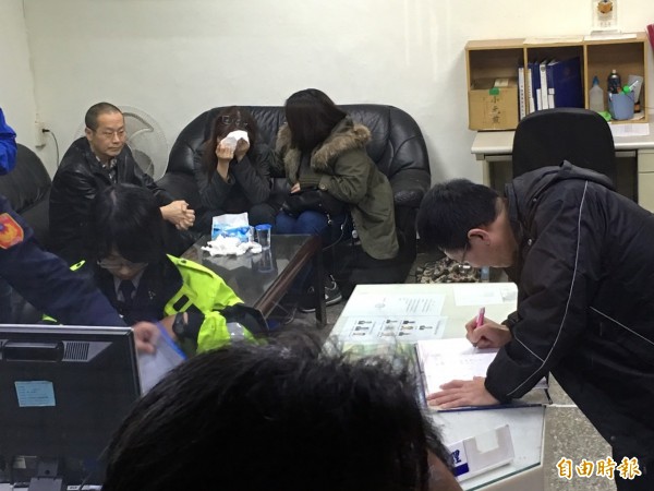 死者雙親(左1、2)與女友(綠外套者)趕到警局,難掩哀慟。(記者吳仁捷攝) 死者雙親(左1、2)與女友(綠外套者)趕到警局,難掩哀慟。(記者吳仁捷攝)