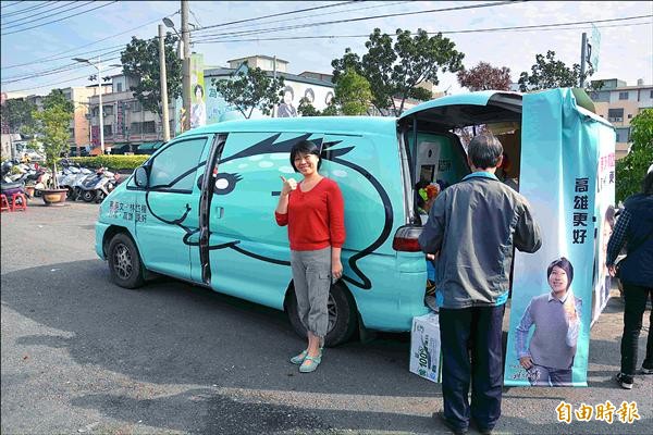 林岱樺競選團隊設計「小豬快拍車」，造型吸睛，可提供民眾與民進黨主席蔡英文、林岱樺三人合拍紀念照。（記者洪臣宏攝）