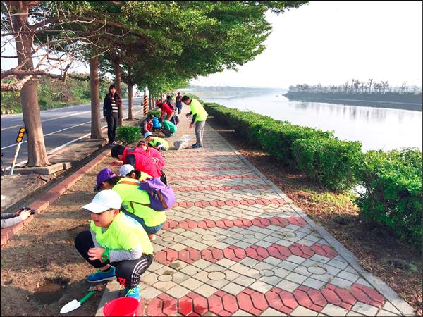 社大台江分校邀台江流域學校及社區志工，為台江山海圳綠道打造「幸福花徑」。（台江分校提供）