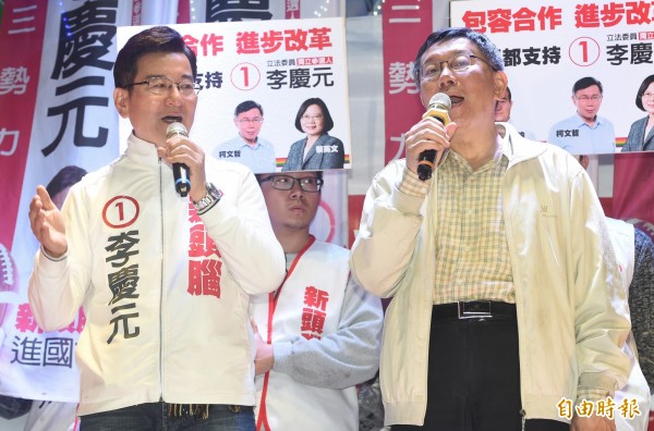 台北市長柯文哲（右）今晚（11日）出席無黨籍立委候選人李慶元（左）舉辦的南中正音樂會，一連唱了「愛拚才會贏」、「憨人」、「小城故事」3首歌，以非典型方式為李慶元站台輔選。（記者廖振輝攝）