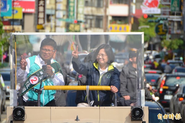 蔡英文和立委候選人張國鑫，在草屯市區車隊遊行。（記者陳鳳麗攝）