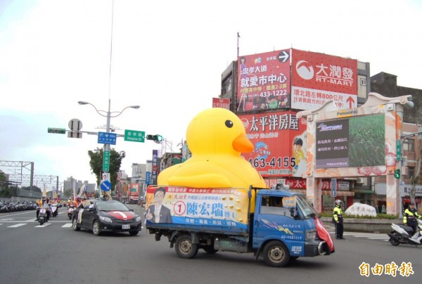 徐欣瑩陪陳宏瑞掃街，黃色小鴨沿街賣萌跟著拜票。（記者李容萍攝）