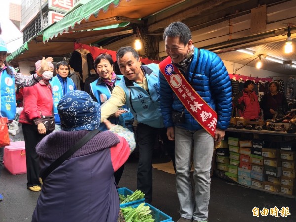 國民黨新竹縣立法委員候選人林為洲，今天馬不停蹄地在新豐鄉鳳蓮市場和竹北市區掃街拜票，懇請鄉親支持。（記者廖雪茹攝）