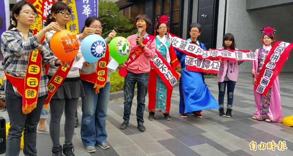 人民民主陣線候選人以針刺破三黨氣球，象徵戳破三黨不打房謊言。（記者陳文嬋攝）