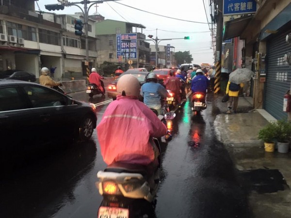 新竹縣竹東鎮中興路每天尖峰時段交通壅塞，雨天更是上演塞車大戰，險象環生。（圖由周江杰提供）