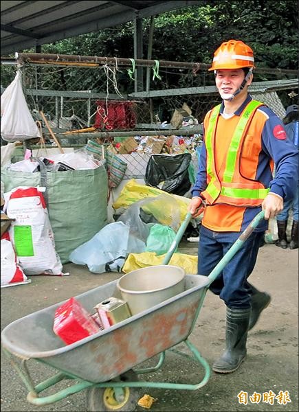 陳銘憲為了照顧年邁雙親，毅然辭掉原本待遇優渥的竹科工程師工作，轉當雙溪區清潔隊員。（記者陳韋宗攝）