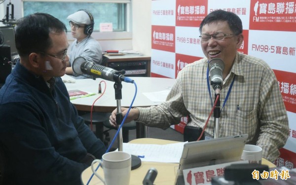 台北市長柯文哲今下午接受《寶島新聲》專訪，主持人詢問騎380公里自行車回家，太太陳佩琪有按摩？豈料，柯文哲回答，沒有奇奇怪怪的動作。（記者廖振輝攝）