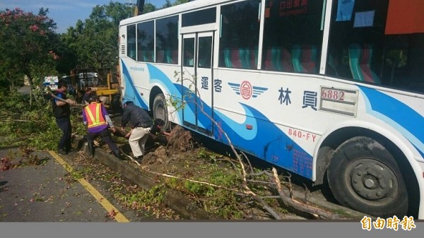 員林客運班車倒退嚕，壓斷好幾棵樹及一支路燈，還撞上一名機車騎士重傷不治。（記者湯世名攝）