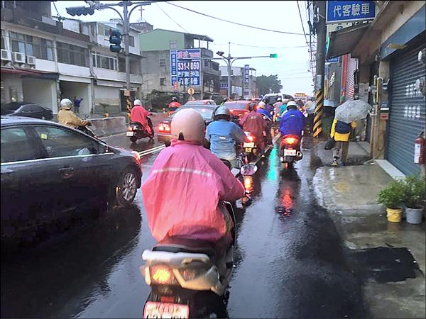 每天尖峰時段交通壅塞，雨天塞車更加嚴重，險象環生。（周江杰提供）