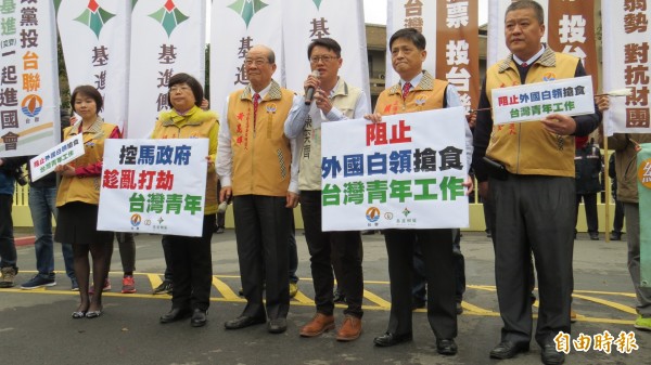 台聯黨團率領不分區立委候選人赴行政院，抗議馬政府企圖以行政命令放寬外籍白領來台門檻。（記者陳鈺馥攝）